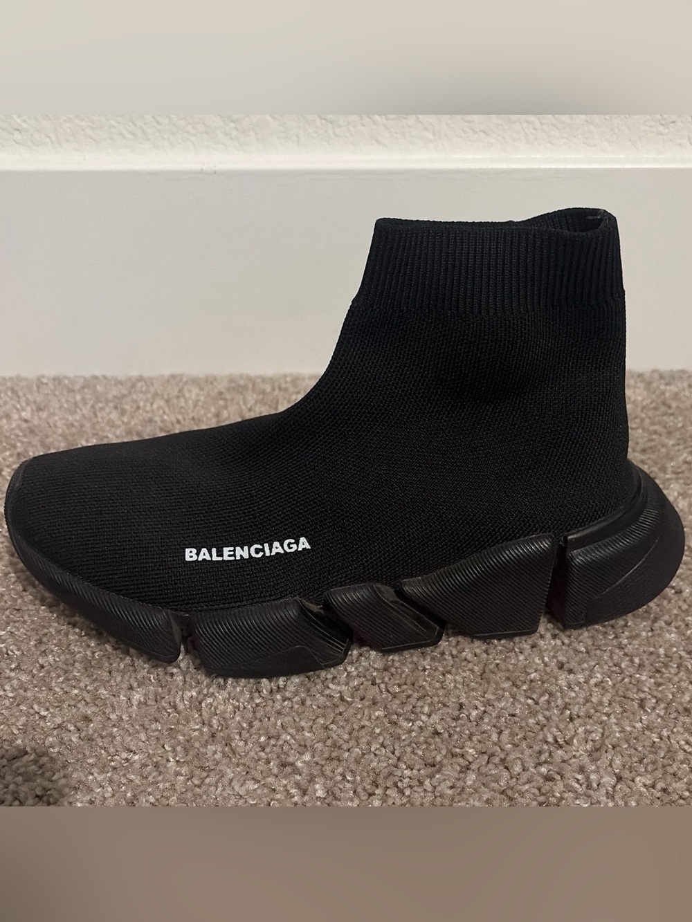 Balenciaga men size 42. 100% authentic. Slightly used, didn’t fit me no more